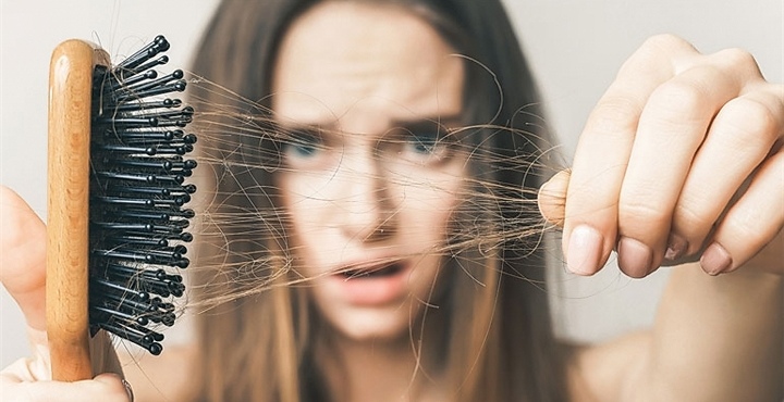 ما هي الأسباب الصحيّة لتساقط الشعر؟