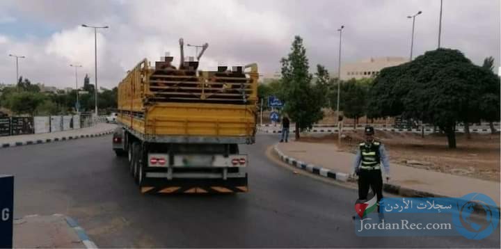 ضبط مركبة محملة بـ 50 طالباً جنوب العاصمة عمان 