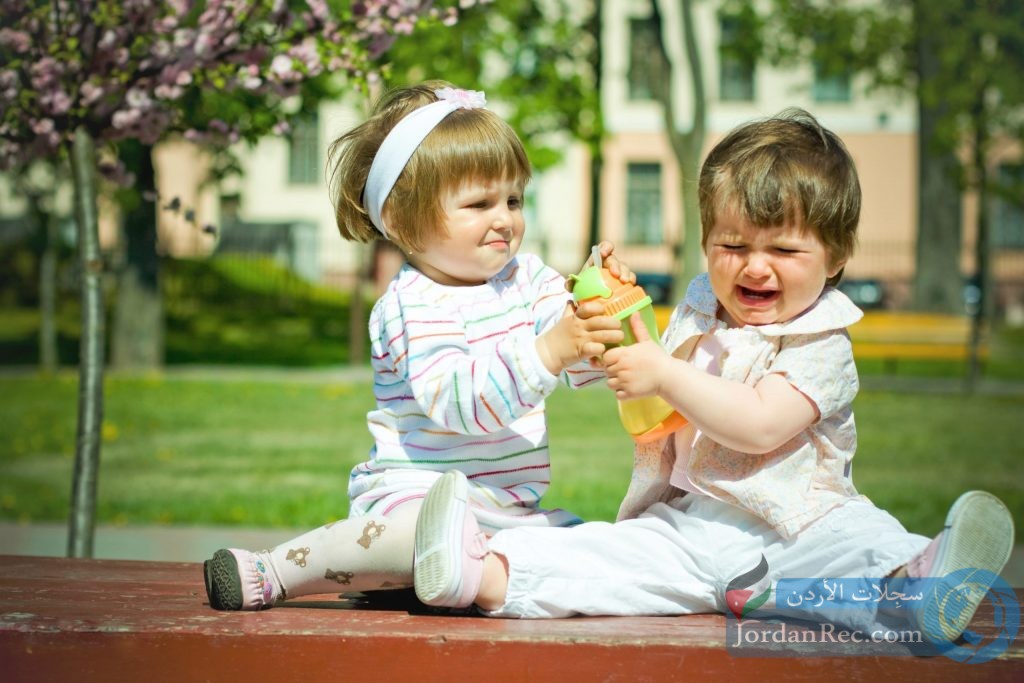 5 طرق فعالة للتعامل مع غريزة التملك عند الطفل
