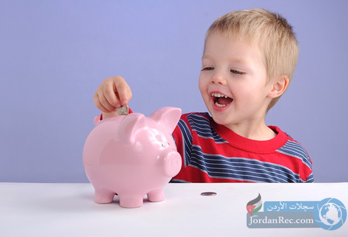 كيف تعلم أطفالك قيمة المال: دليل مفصل للآباء والأمهات