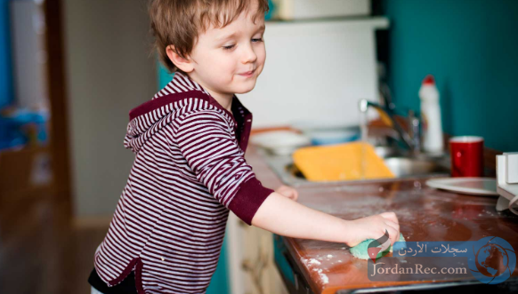 كيف تشجع طفلك على القيام بالأعمال المنزلية البسيطة؟